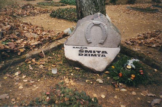 Памятники для могил из пиленных каменных плит